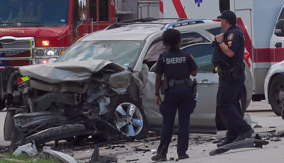 Woman killed, at least 2 injured in Harris County car wreck