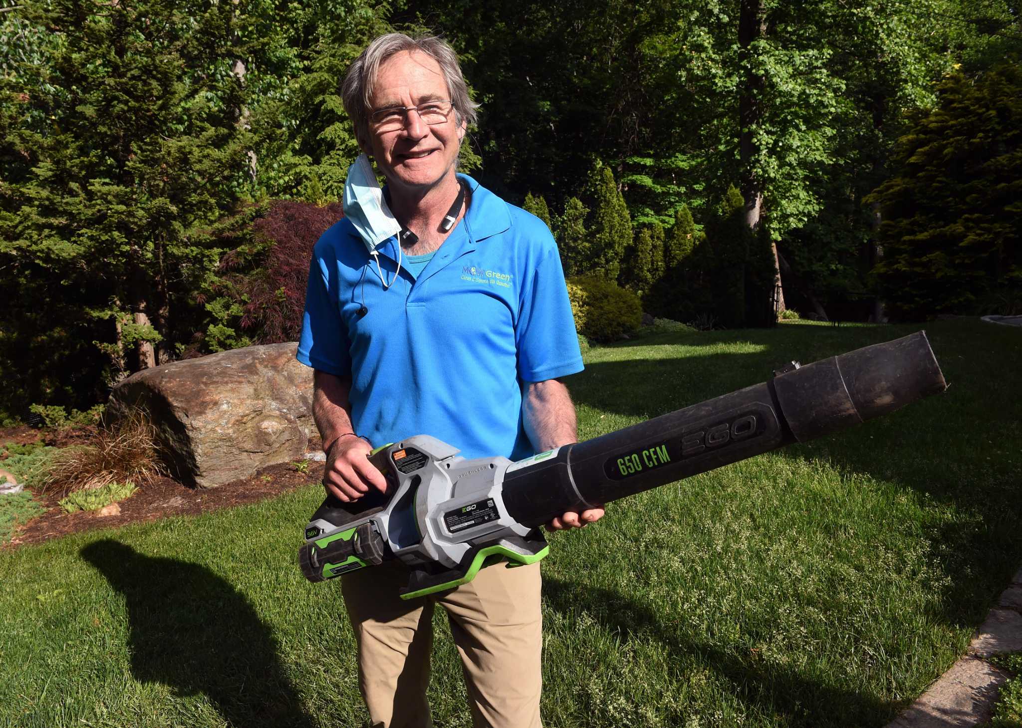 Loud, polluting gas leaf blowers are under attack in CT by civic activists - Vimarsana News