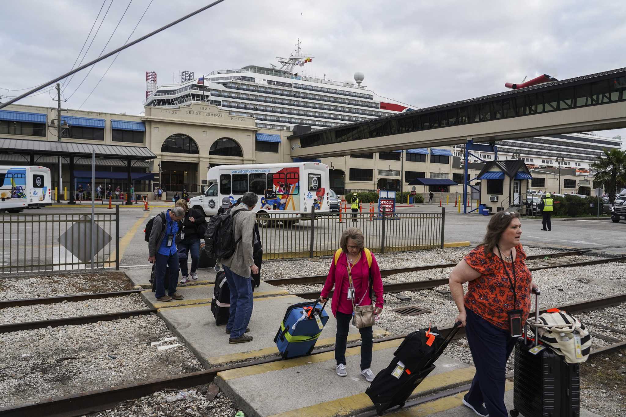 As CDC warns against cruise travel, it's full steam ahead for Carnival, Royal  Caribbean in Galveston