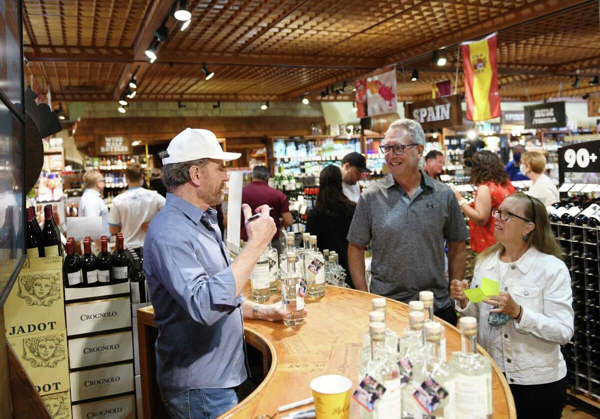 Fans flock to Stew Leonard's in Norwalk to meet 'Breaking Bad' star