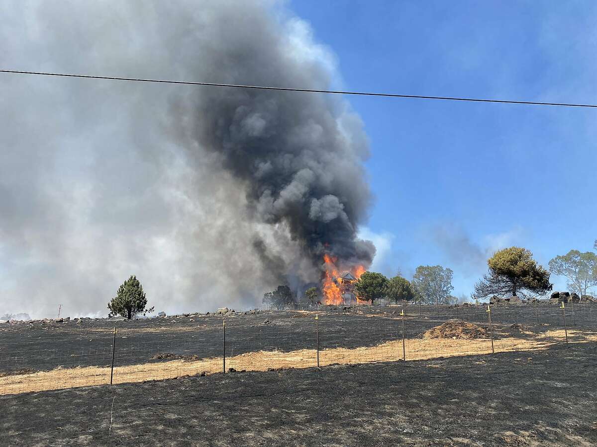 Fire crews battle Yuba County vegetation fire, now at 950 acres