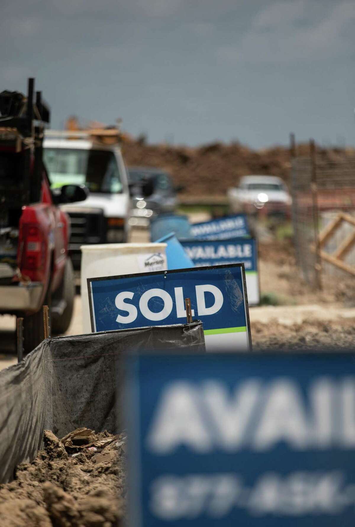 Median Houston home price surpasses 300,000 for the first time as