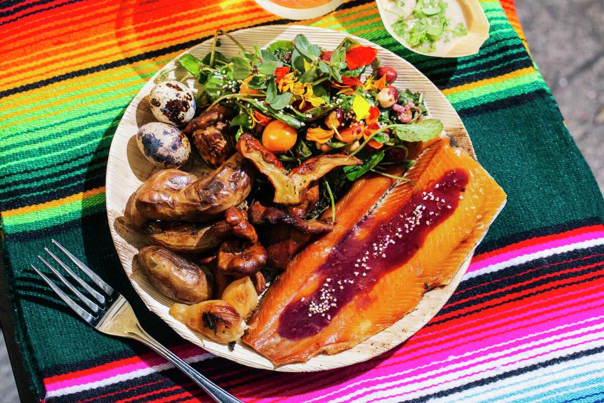 2019年，奥隆咖啡馆(Cafe Ohlone)的一家快闪餐厅提供的食物包括用高原菜、酸橙、浆果和坚果制成的沙拉;烟熏虹鳟鱼;月桂烤土豆;还有加了榛子粉的鸡油菌肉汁。
