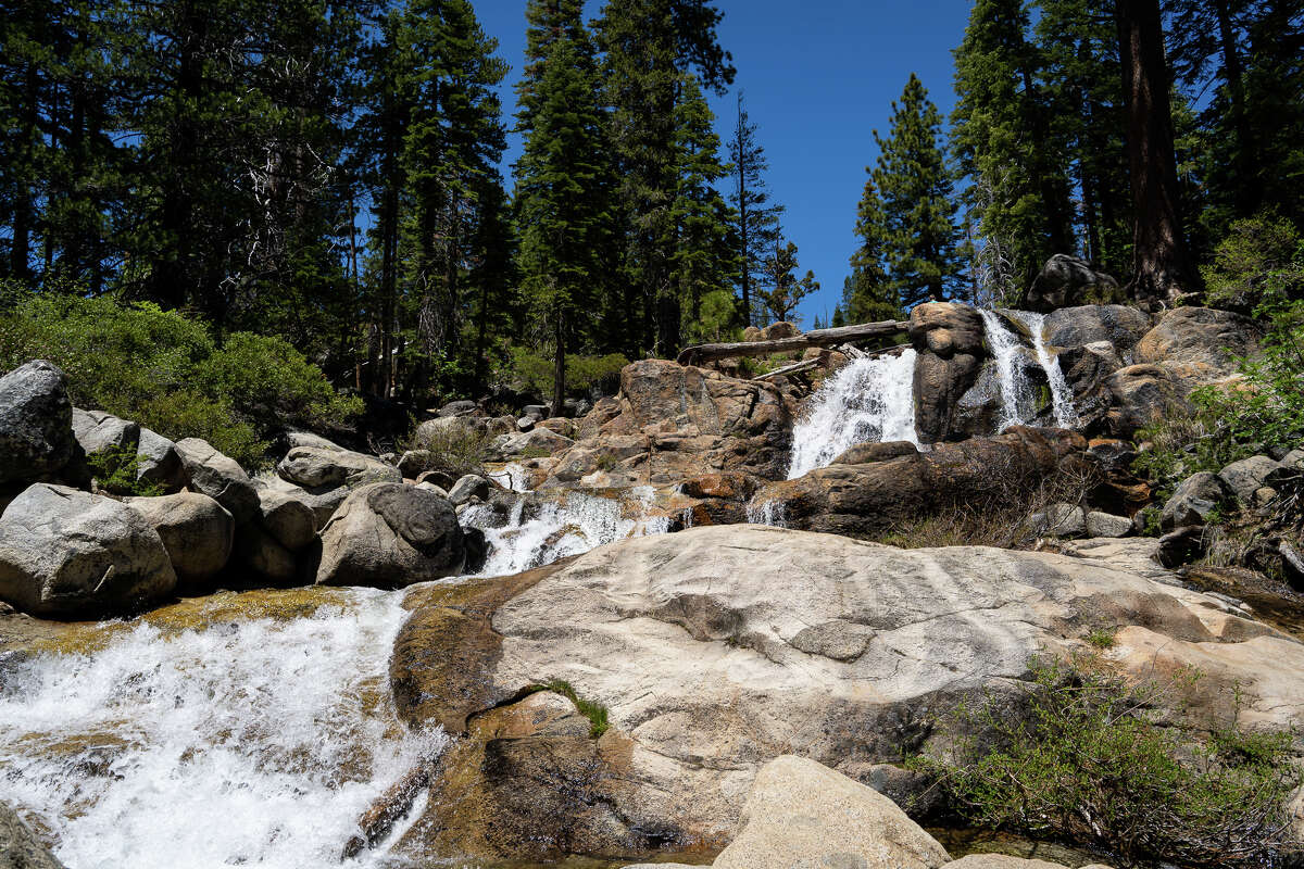 Les chutes d'eau se déversent dans les bassins émeraude de Shirley Canyon, dans le lac Tahoe.