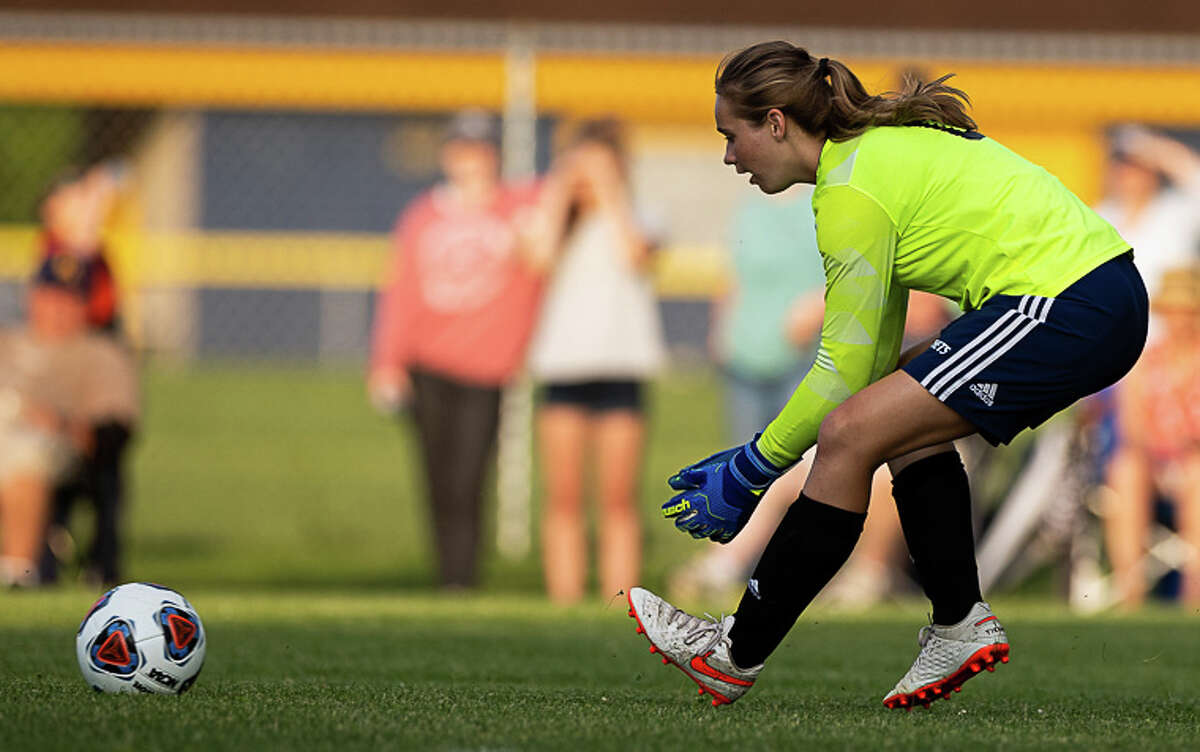 L'équipe de football féminine de Bad Axe a remporté son tout premier championnat régional avec une victoire 2-1 sur Laingsburg jeudi soir au Saginaw Valley Lutheran High School.