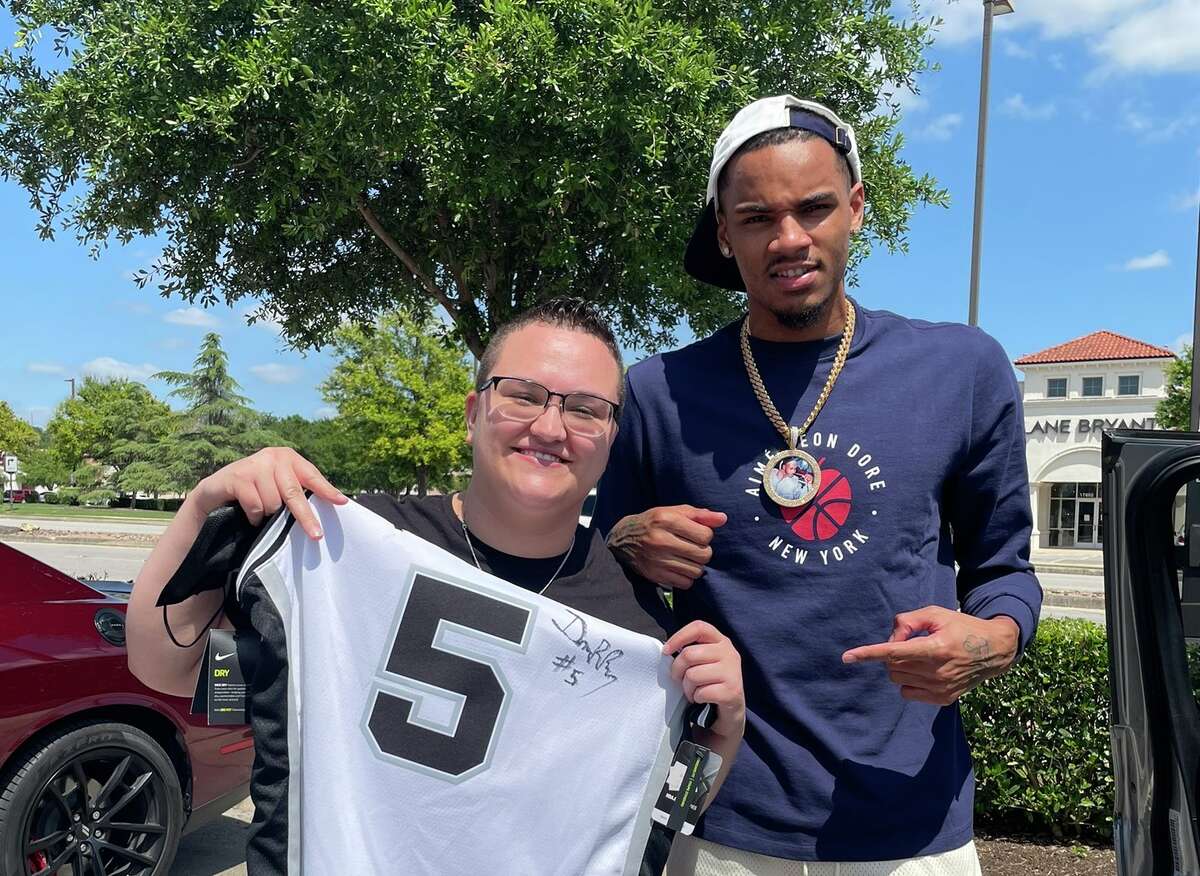 File this one under Spurs player "Deounte Murray is a real one." That's at least how Monique Dillard describes her encounter with the point guard on Friday. In just a few hours, she went from wishing she could meet the Spurs star to have him autograph her jersey to actually getting his John Hancock and a photo with him, thanks to Twitter. 
