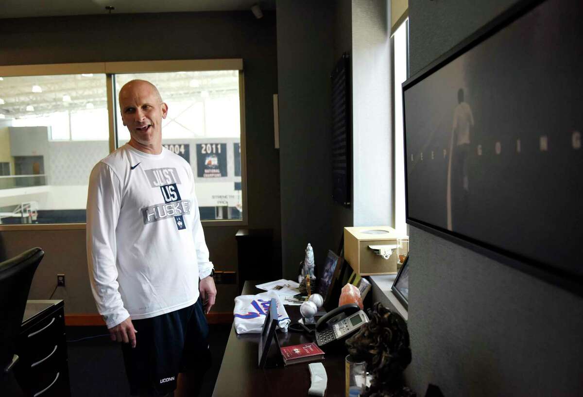 Dan Hurley's brother Bobby watches UConn advance to Elite Eight
