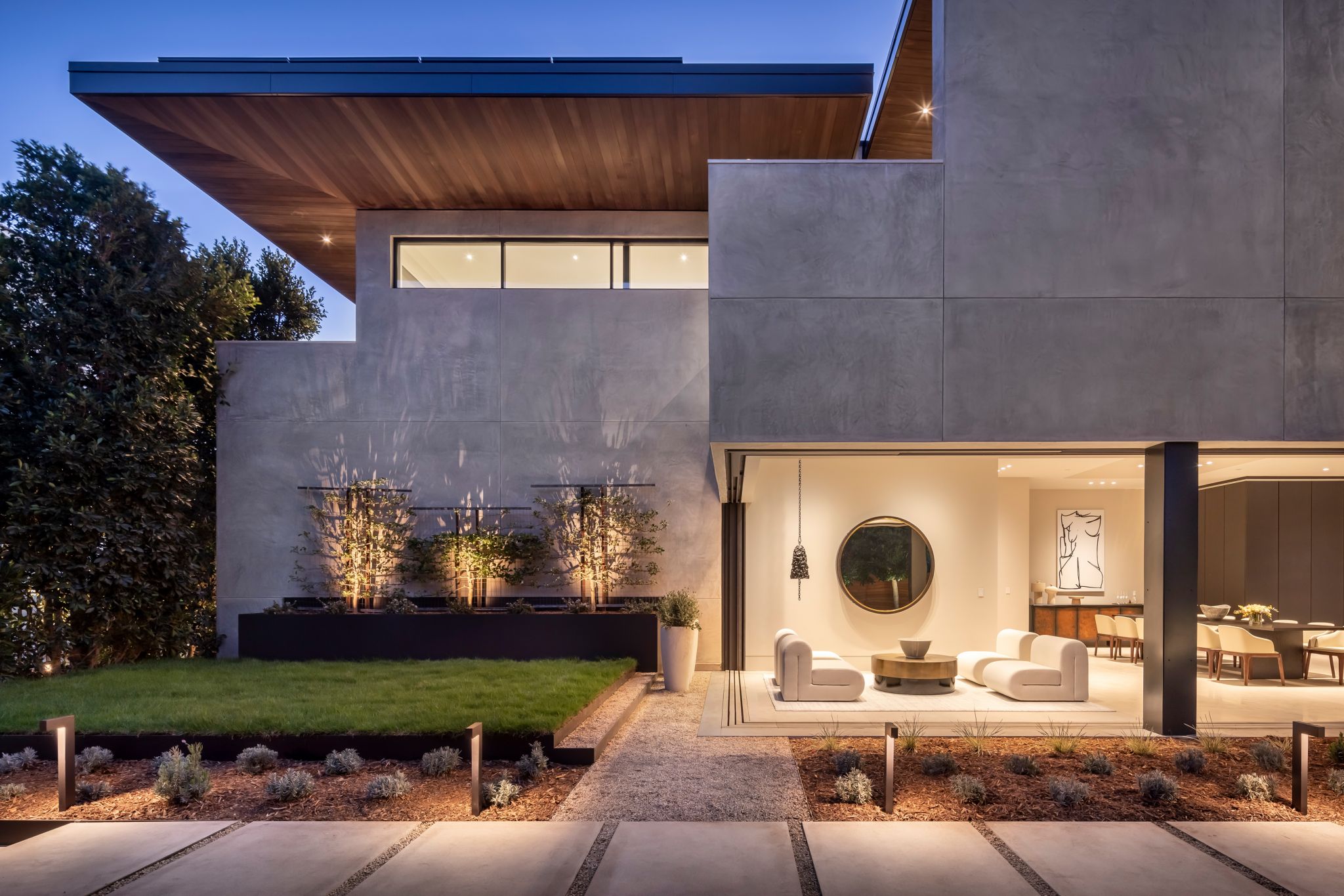 Here is a view of the angular design at dusk, as well as the elements that merge the indoors with the outdoors. 