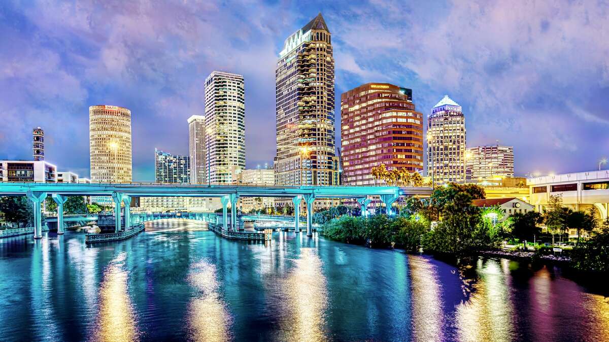 Paisaje urbano del centro de Tampa, Florida, después del anochecer con la iluminación siempre cambiante del puente de Brorein Street a lo largo del río Hillsborough.