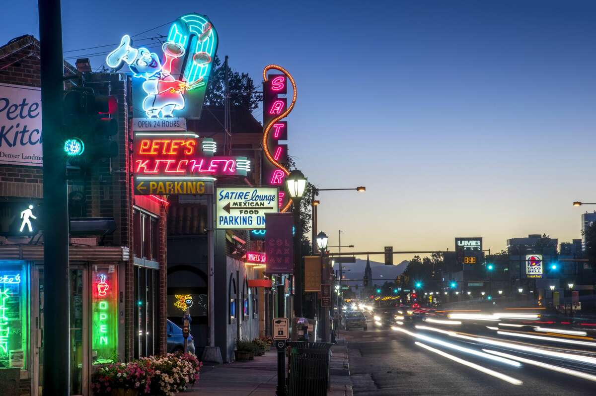 Luces de neón de negocios vintage en East Colfax Street en el centro de Denver, Colorado.