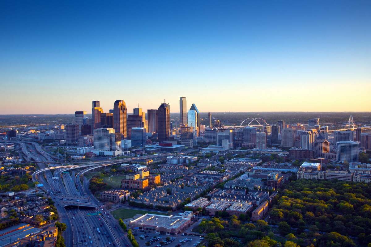 El horizonte de Dallas es un paisaje colorido a la luz de la tarde.  Las carreteras interestatales 45 y 35 convergen en un diseño ordenado.