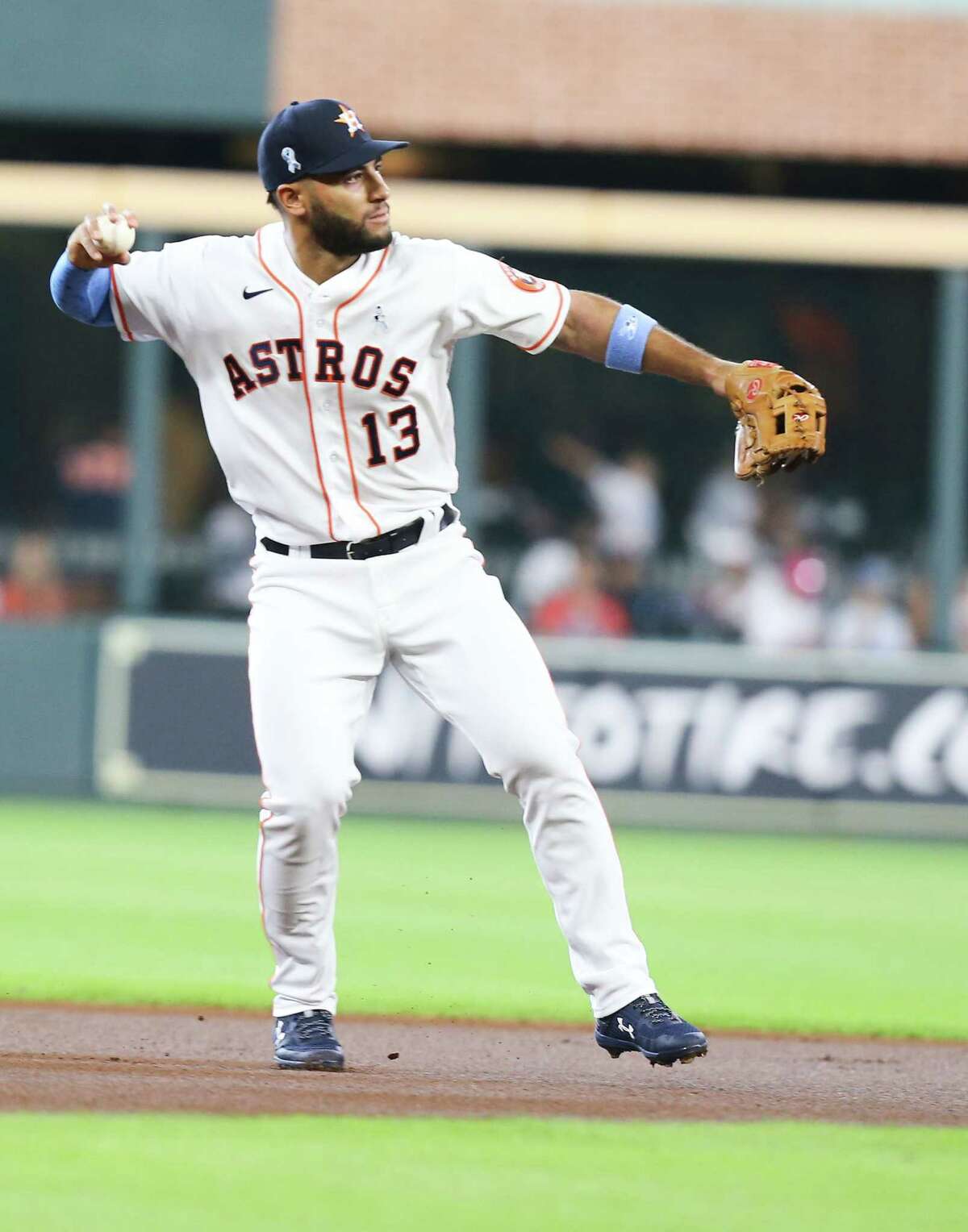 7th straight win puts Astros in first place