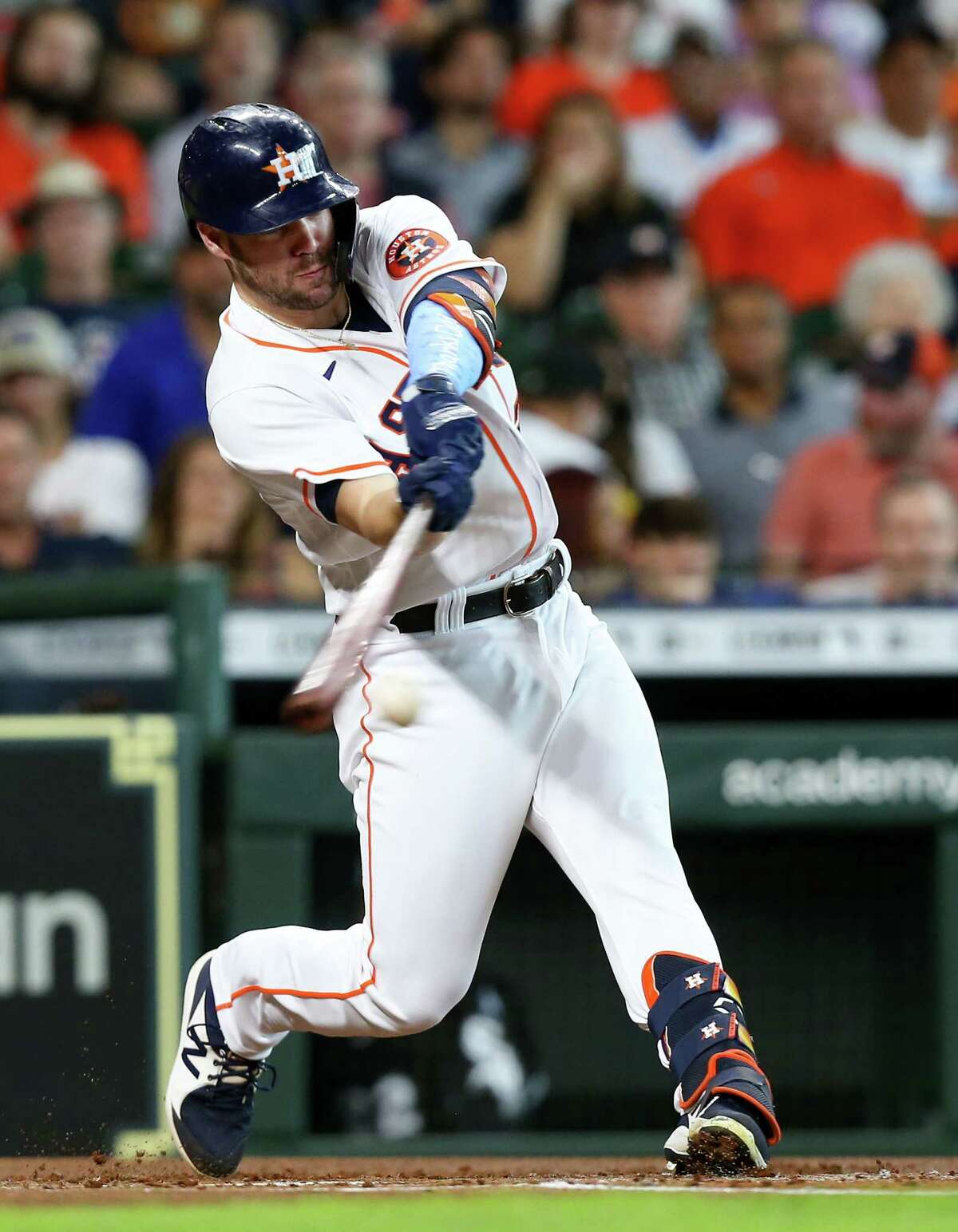 7th straight win puts Astros in first place