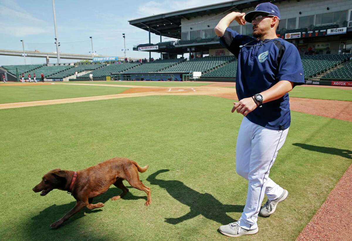 Le lanceur de Corpus Christihawks GB France joue avec la sarcelle avant le début d'un récent match d'en-tête au Whataburger Stadium.