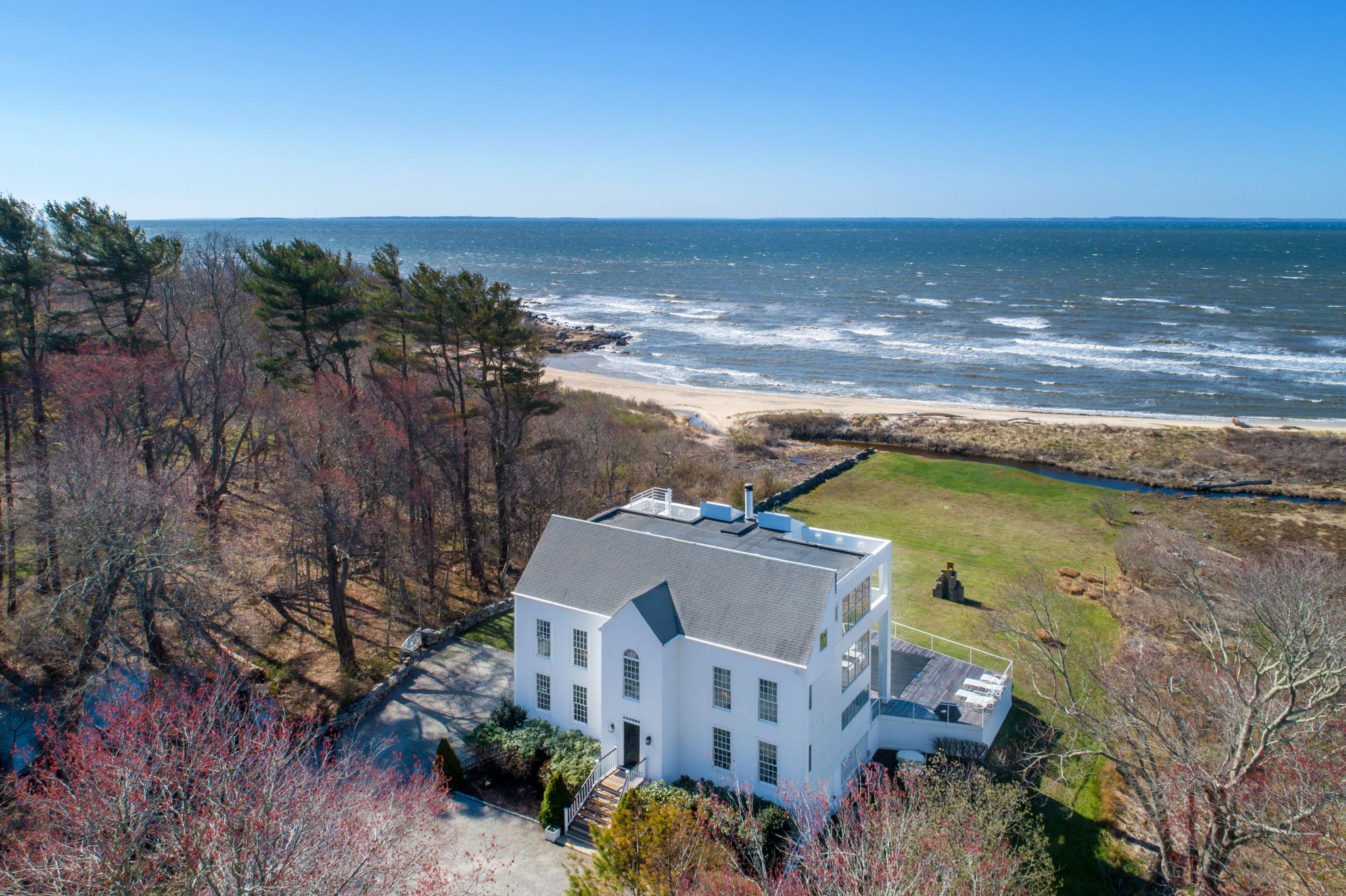 3M shoreline CT home with traditional front, ultramodern back has 'dual personalities'