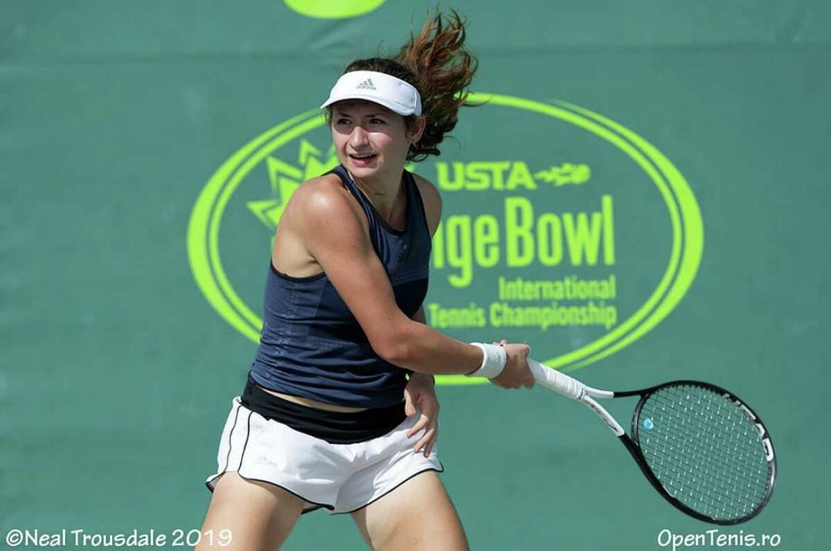 Mary Stoiana competed in the Orange Bowl International Tennis Tournament in Florida in 2019. She will be competing collegially from Texas A&M starting this fall.