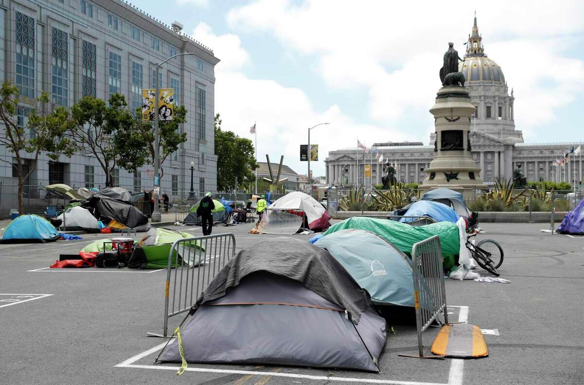 city-sanctioned安全站点之间在富尔顿街海德和睡觉拉金2020年在旧金山的街道。旧金山比萨克拉门托更多的资源来应对无家可归的危机。