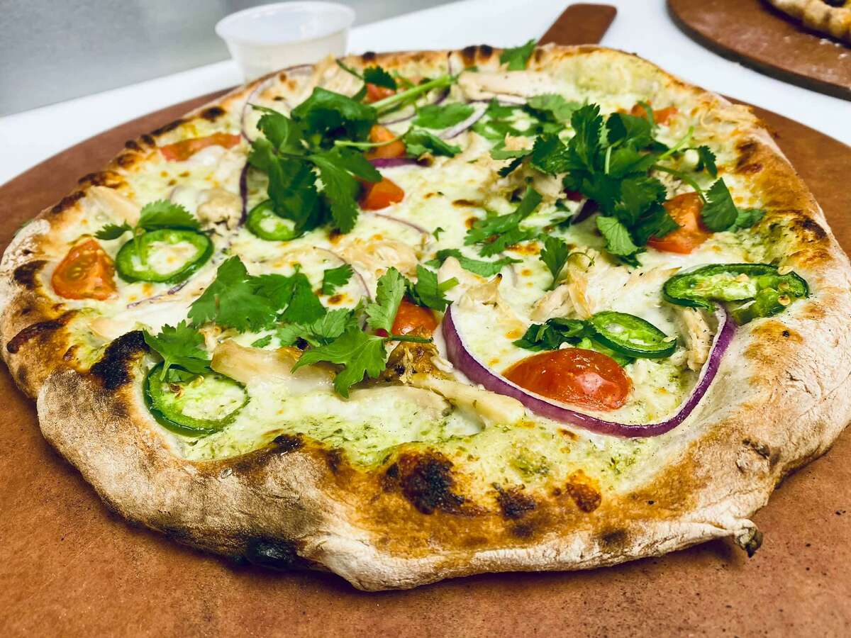 New Alvin restaurant touts specialty pizza, festive shakes
