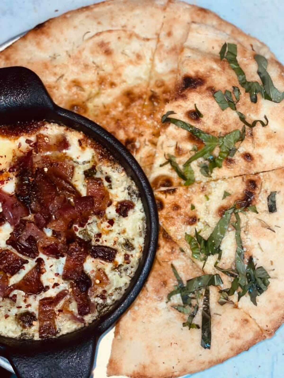 New Alvin restaurant touts specialty pizza, festive shakes