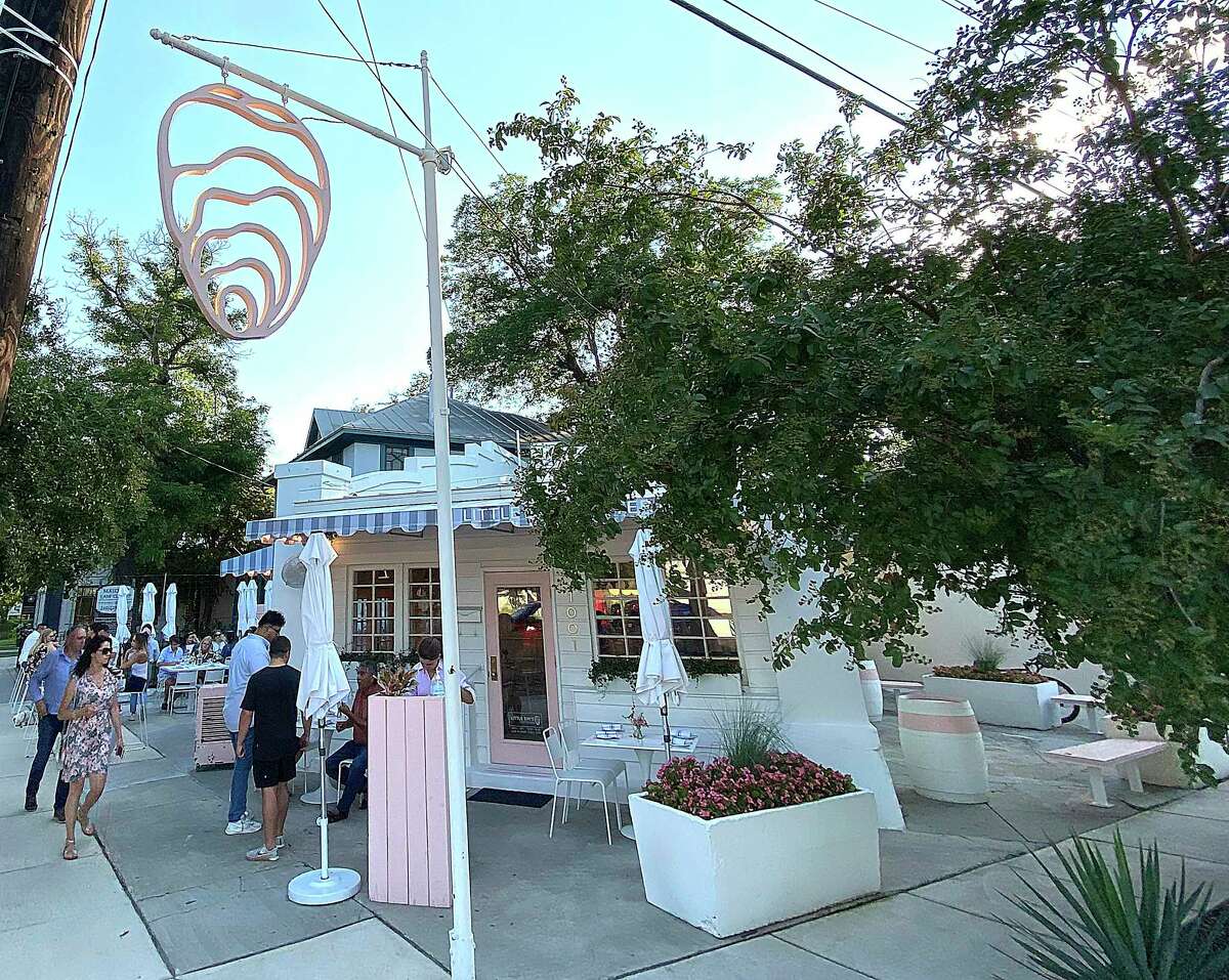 Review Little Em’s Oyster Bar brings a boutique glow to seafood in San
