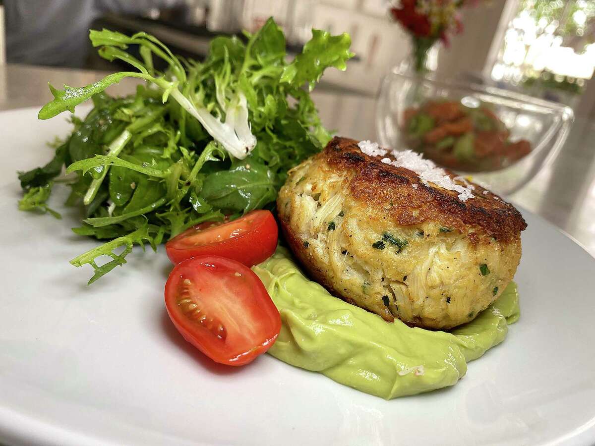 Review Little Em’s Oyster Bar brings a boutique glow to seafood in San