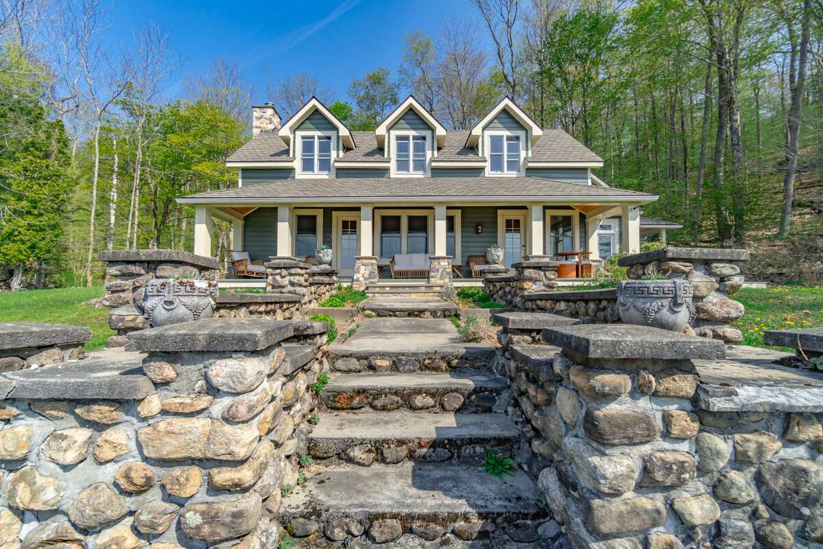 House of the Week Canada Lake getaway