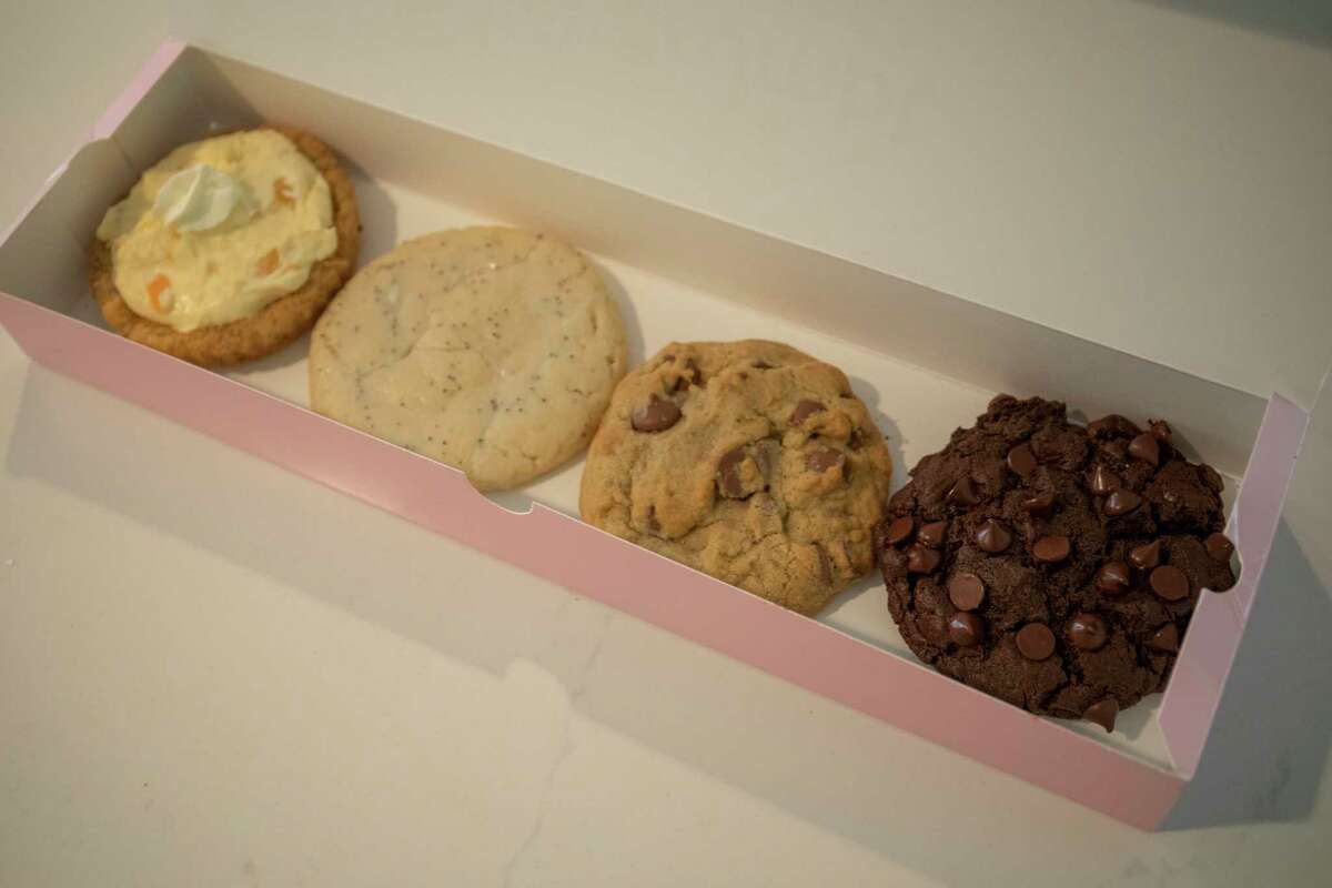 crumbl cookies open near me