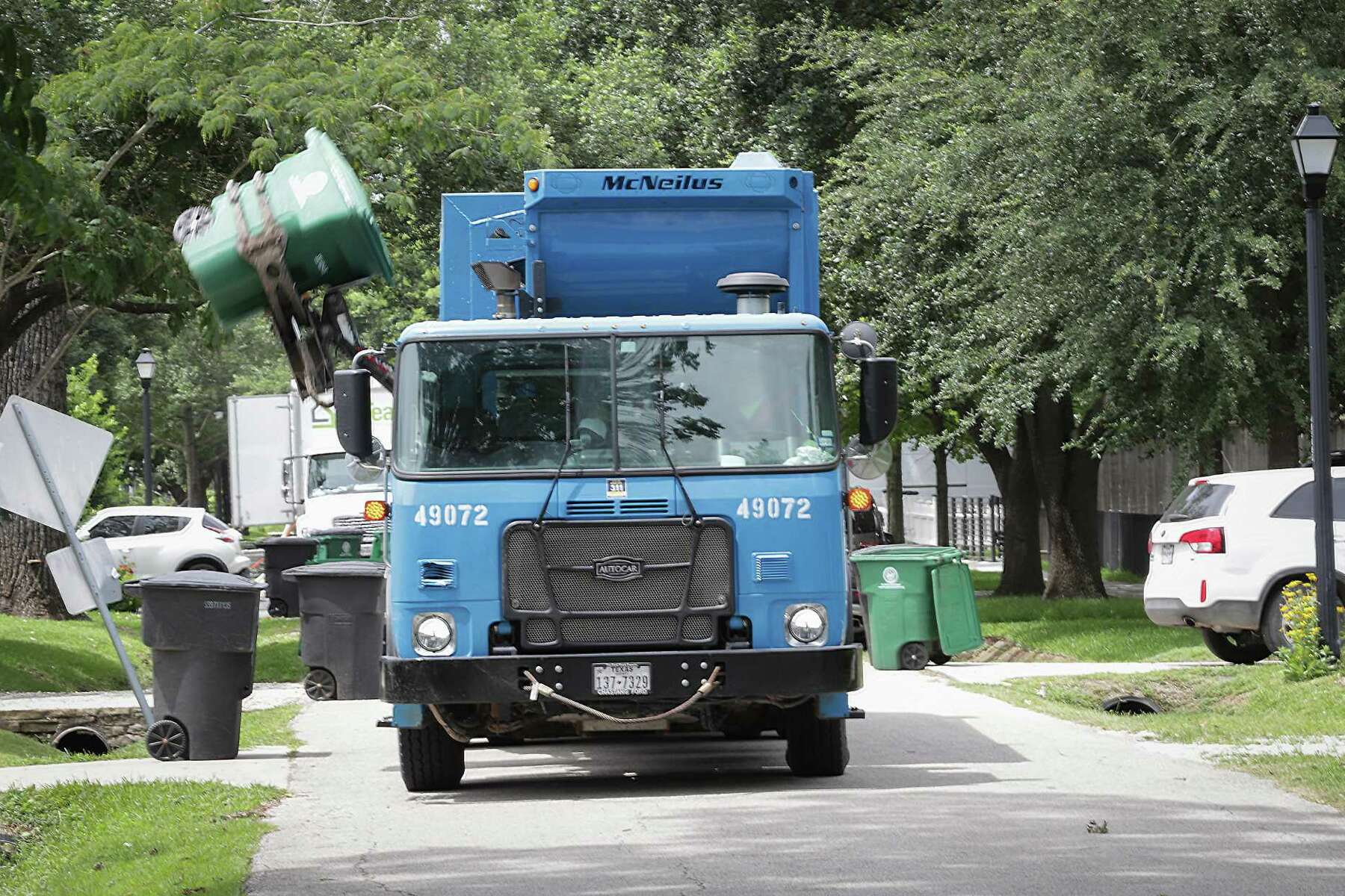 houston-resorts-to-3-000-signing-bonuses-to-hire-garbage-truck-drivers-erase-collection-delays