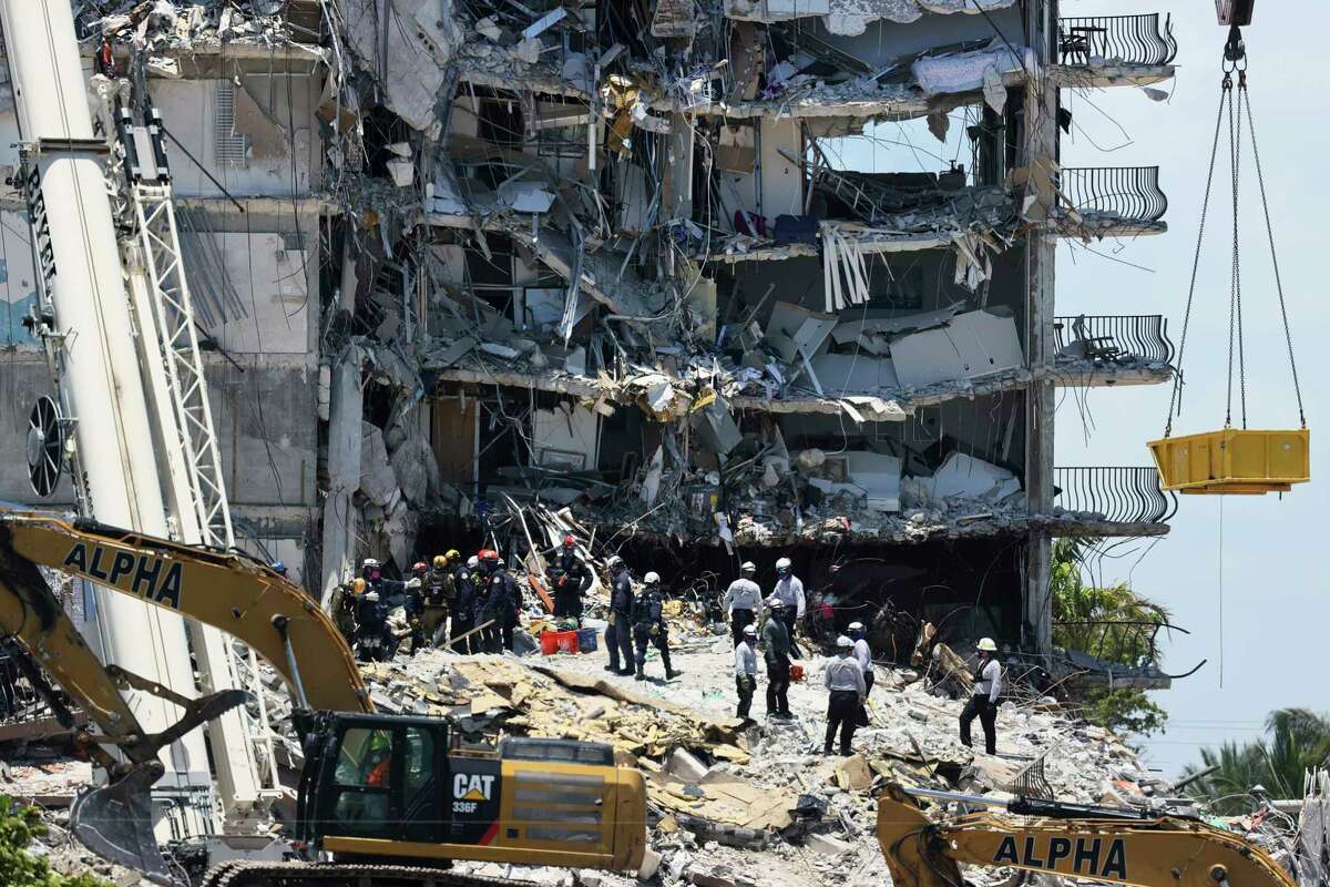 Search and rescue personnel search for survivors through the rubble at the Champlain Towers South in Surfside, Fla., Sunday, June 27, 2021. The apartment building partially collapsed on Thursday, June 24. (David Santiago/Miami Herald via AP)