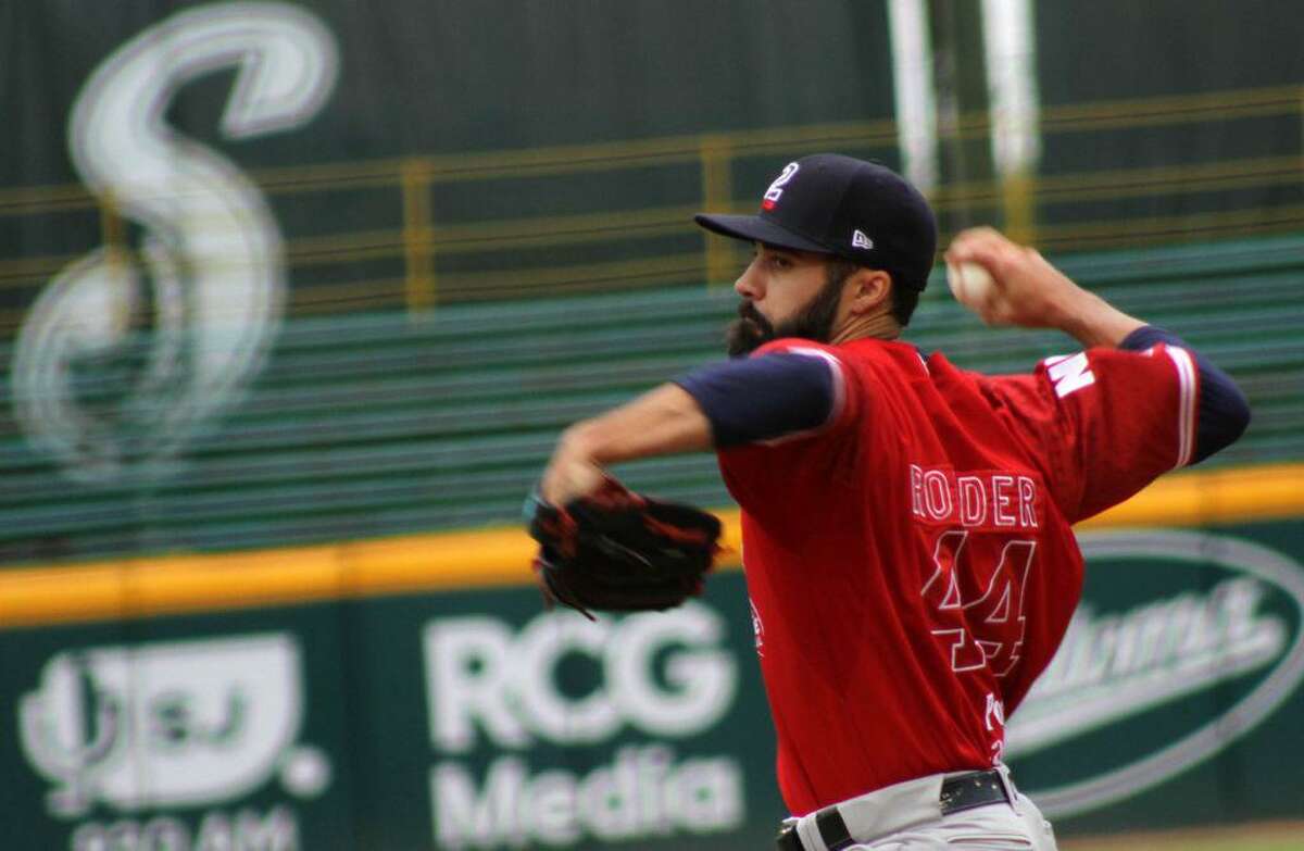 Pitcher Josh Roeder suffered his first loss of the season as the Tecolotes Dos Laredos fell to the Saraperos de Saltillo on Tuesday.