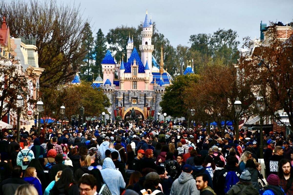 Crowds at the opening of Rise of the Resistance in 2020.