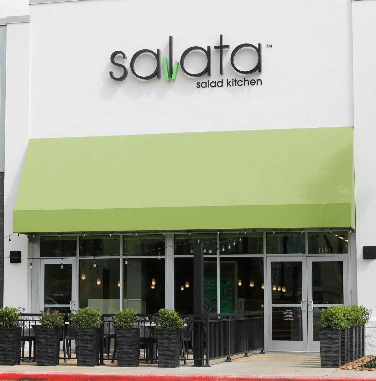 Salata is one of several new restaurants to open along The Woodlands Mall’s ring road. The salad specialists join other newcomers, Bigotes Street Tacos and Ta’bleyah Mediterranean Cuisine both in the food court inside the mall.