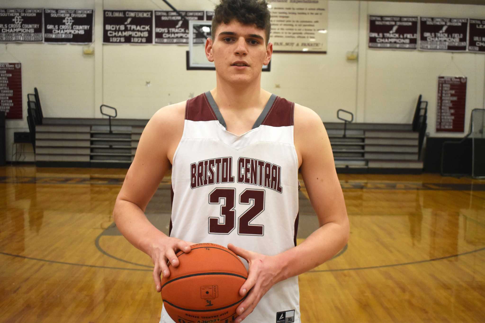 Bristol Central's Donovan Clingan balances recruiting, expectations as  UConn, others watch the 7-footer's every move – Hartford Courant