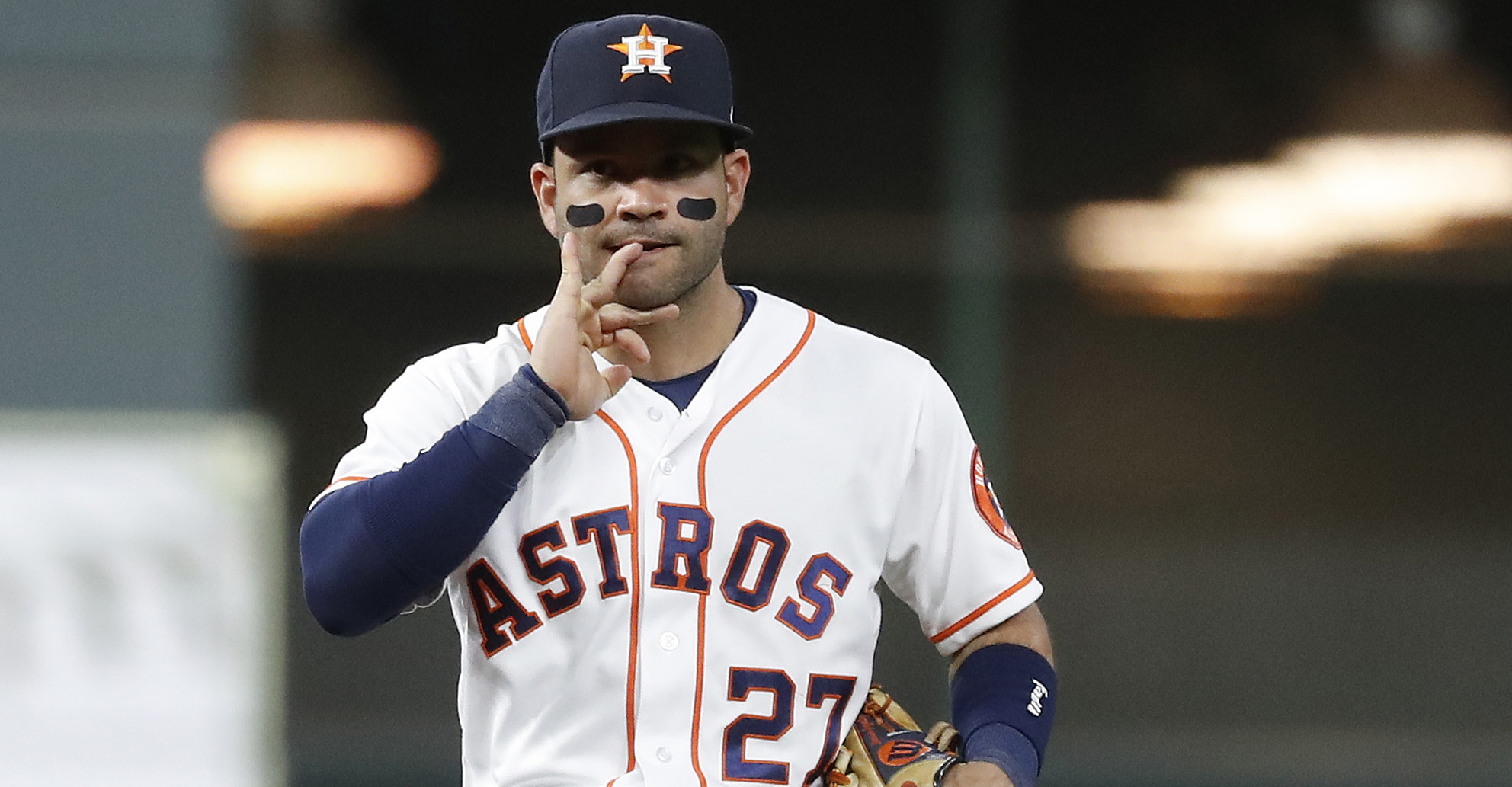 Jose Altuve starts at DH to rest right calf