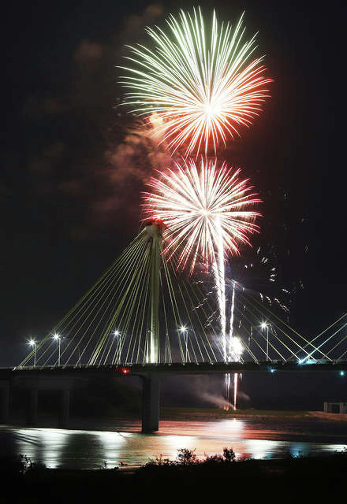 Alton hosts fantastic fireworks