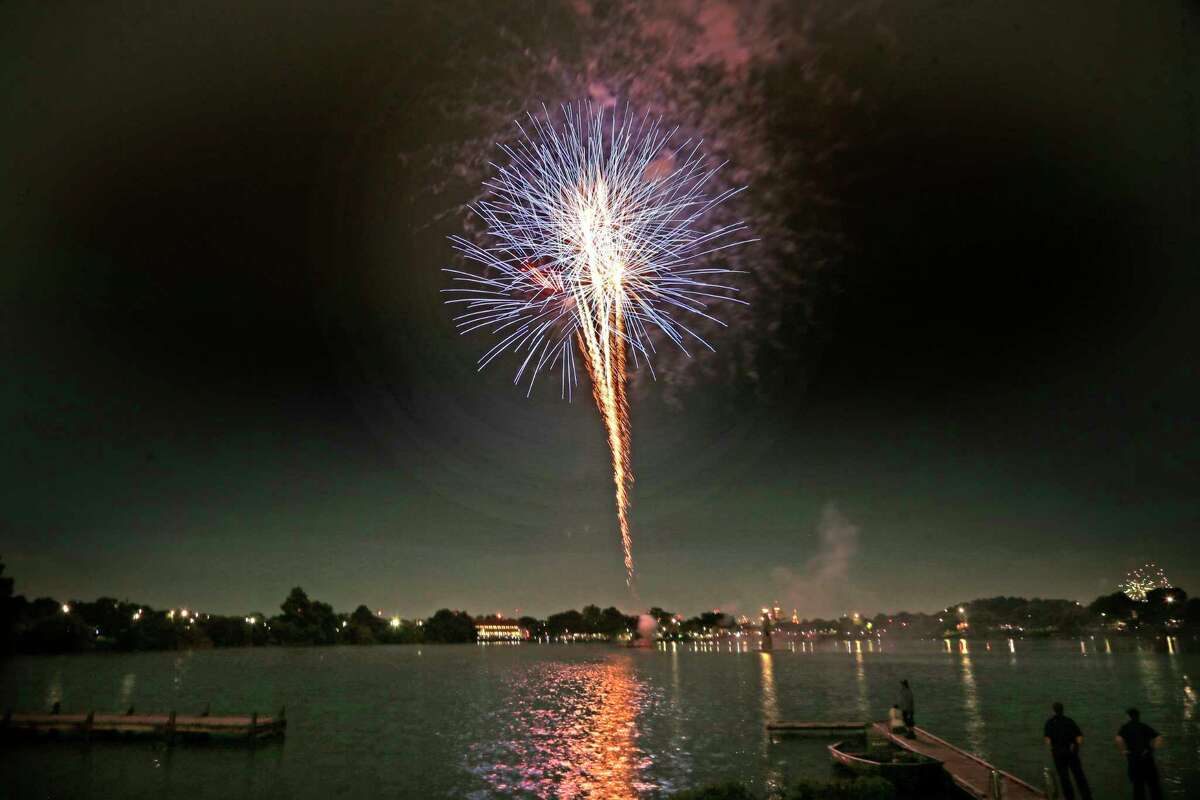 San Antonio’s lakeside July 4 party had flags, fireworks, barbecue ...