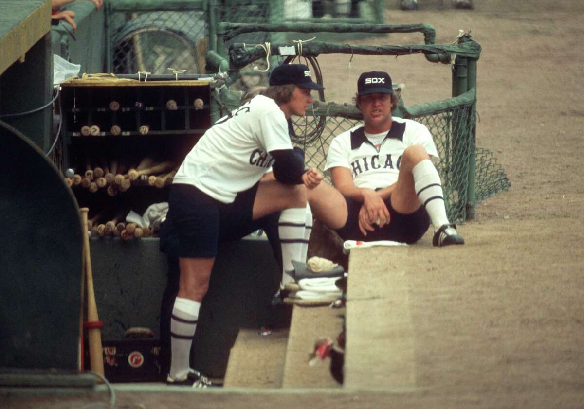 芝加哥-08-08-1976:芝加哥白袜队的Ken Kravec和Rich“u201cGoose”u201d Gossage在伊利诺伊州芝加哥市Comiskey公园观看MLB比赛。这是第一次在大联盟比赛中穿短裤。克拉维茨从1975年到1980年效力于芝加哥白袜队。戈萨奇在1972年至1976年期间效力于芝加哥白袜队。(图片来源:Ron Vesely/MLB Photos via Getty Images)