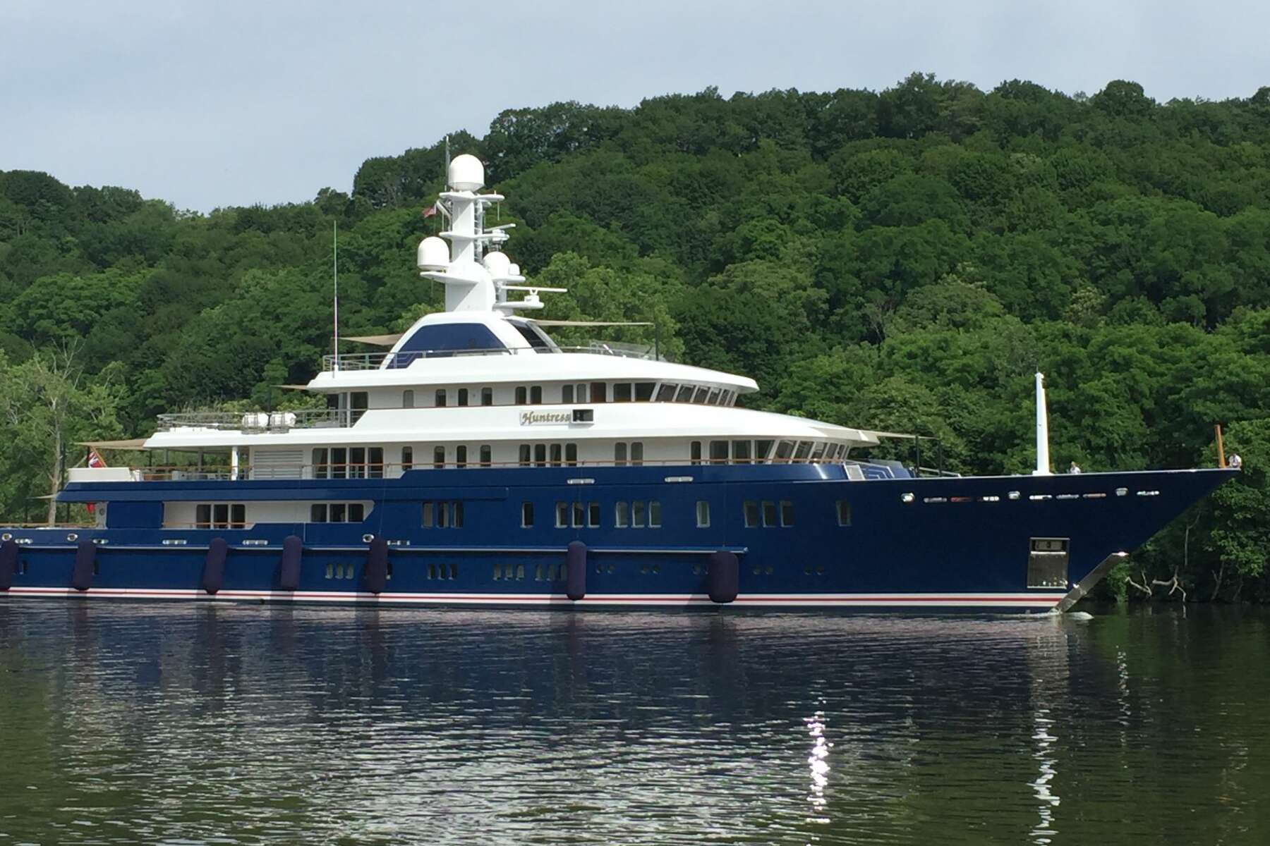 yacht makes waves cruising the Hudson