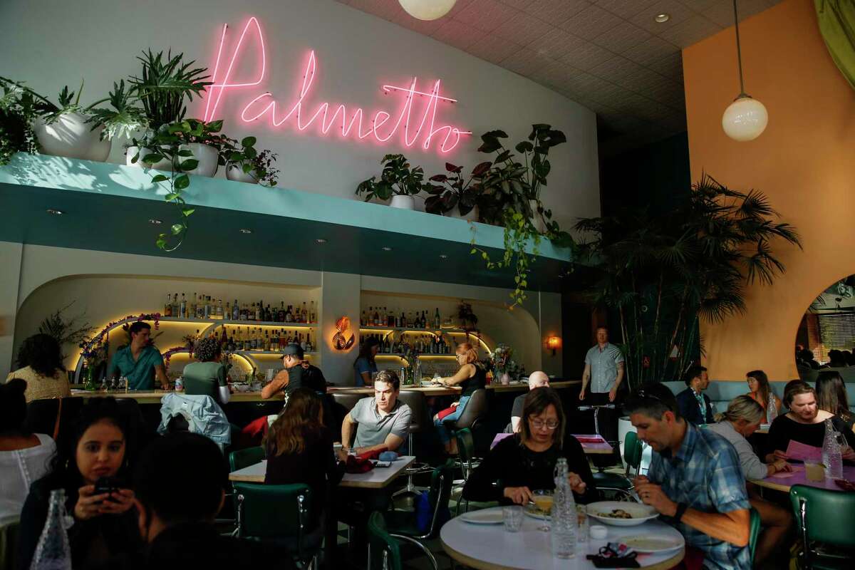 棕榈奥克兰，一家位于加利福尼亚州奥克兰市中心的餐厅和酒吧，于2021年6月23日星期三挤满了顾客。Palmetto两个月前在奥克兰市中心开业。