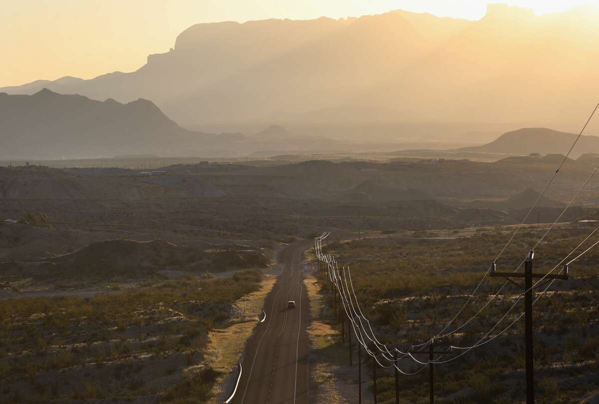 Une voiture descend une route ouverte après le lever du soleil dans la région de Big Bend à l'ouest du Texas, près de Terlingua, Texas.  Le Texas a été classé deuxième pour le meilleur État pour les voyages en voiture, selon Wallethub.