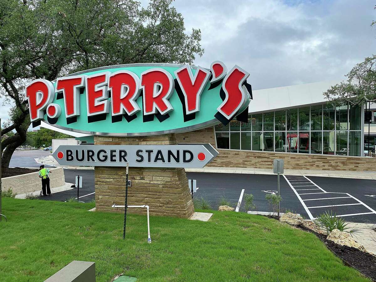 The popular Austin burger chain P. Terry’s Burger Stand has opened its first San Antonio location, parking its ultramodern flying wedge with a double drive-thru on Wurzbach Road in the Medical Center area.