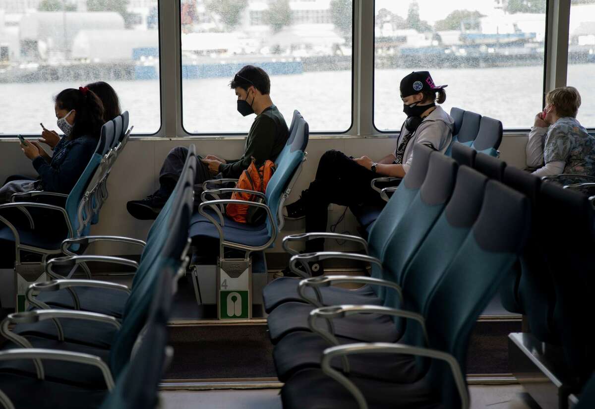 通勤者周二从巴列霍乘坐开往旧金山的船。最近几周，海湾轮渡的客流量缓慢增加。