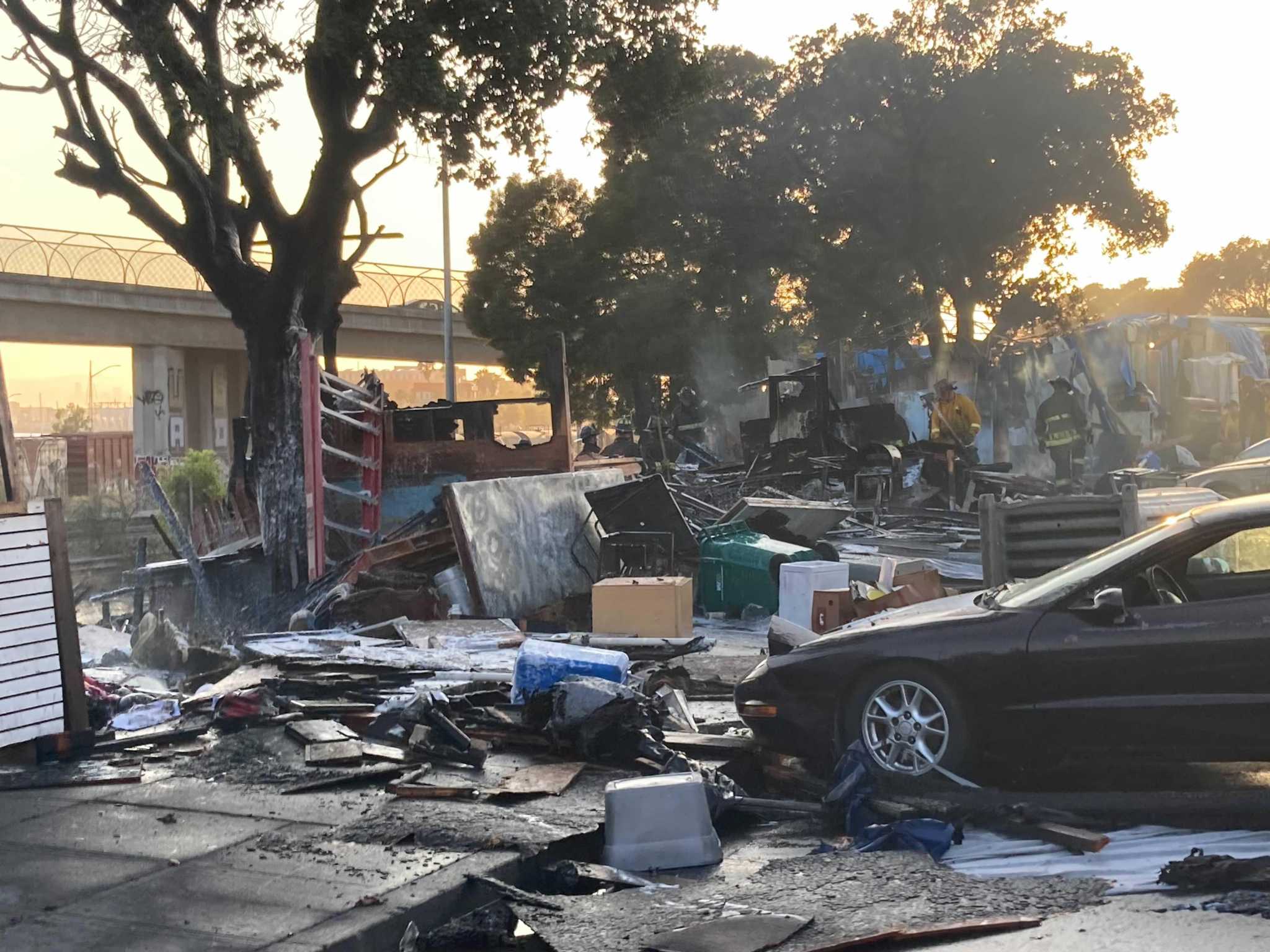 Fire rips through Oakland encampment, spreads to BART tracks causing delays - Vimarsana News