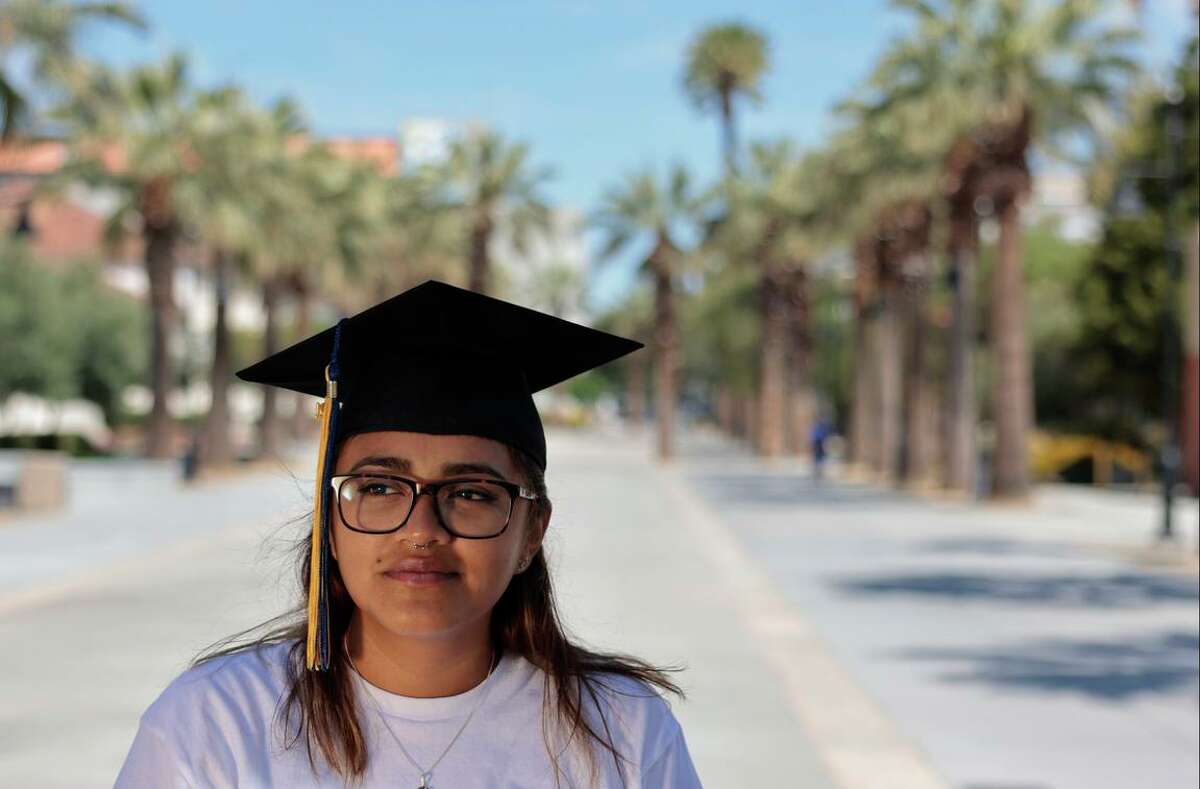 维罗尼卡·维埃拉今年5月毕业于圣何塞州立大学，获得公共卫生学位。通过圣克拉拉县为前寄养青年开展的全民收入试点项目，维埃拉能够负担得起房租和杂货，同时兼顾学业和工作。