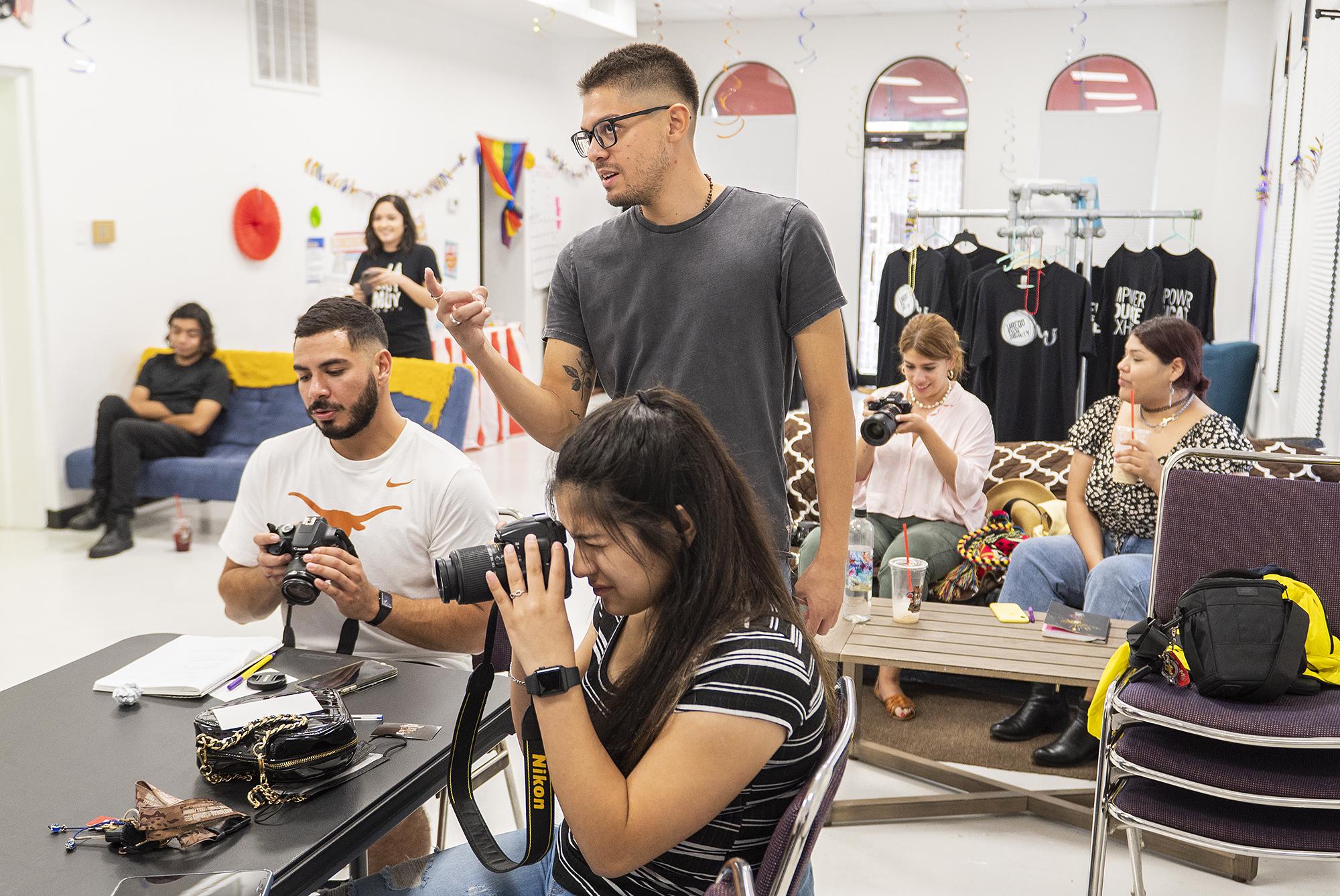 Imparten taller de fotografía - Vimarsana News