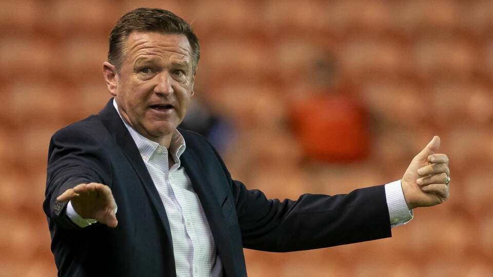 Houston Dash head coach James Clarkson talks to his players from the sideline during the second half of a 2-1 loss by the Houston Dash to the Washington Spirit on Wednesday, May 26, 2021, at BBVA Stadium in Houston.