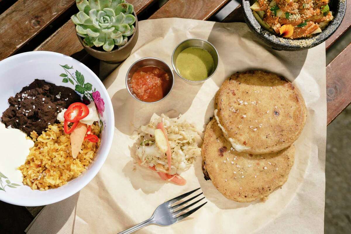 两份普沙配沙拉，胡萝卜味的米饭，炸黑豆和波波卡的酸奶油。这家快闪餐厅将在奥克兰的戴蒙德区开业。