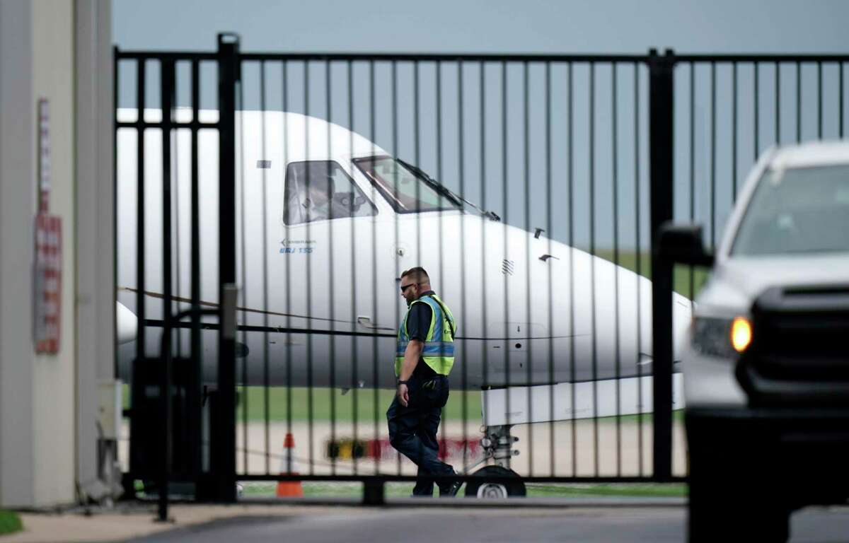 Un avión privado listo para trasladar a los legisladores demócratas de Texas a Washington D.C., el lunes 12 de julio de 2021, en Austin.