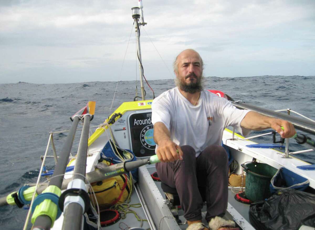 Erden Eruç rowing across the Pacific solo during his circumnavigation of the globe in 2007.