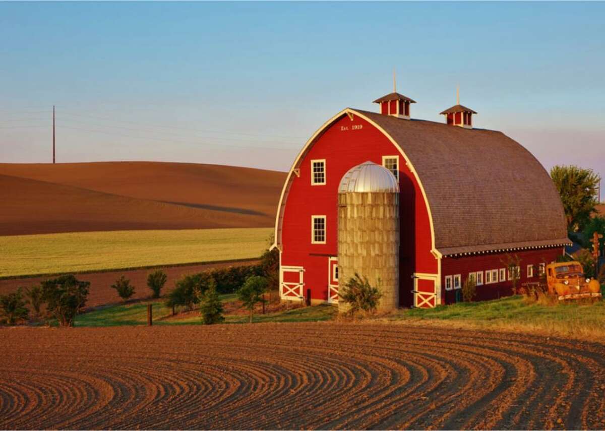 There are about 2 million US farms Roughly 3 million people work for the country’s more than 2 million farms. Nearly all of these farms are family-run.